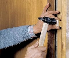 Как установить деревянную дверь в квартиру